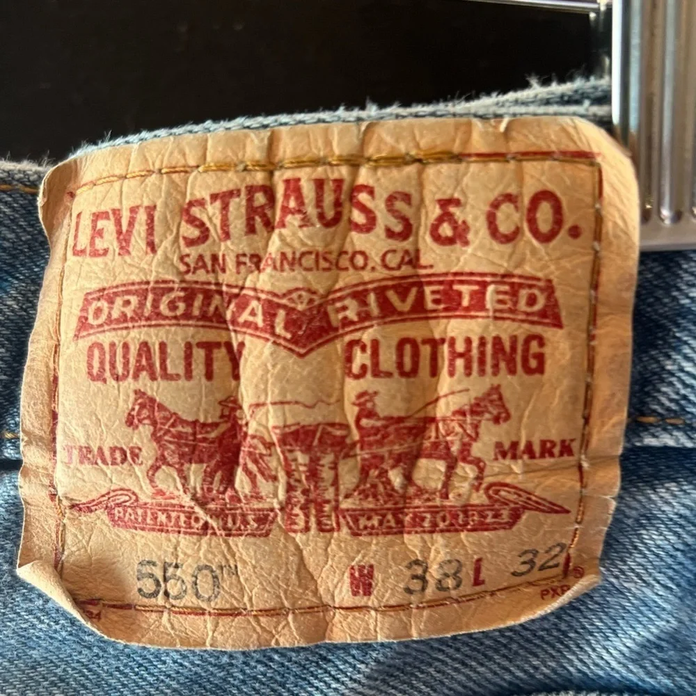 Vintage Levi’s 550 “Relaxed Fit” jeans size 38/32